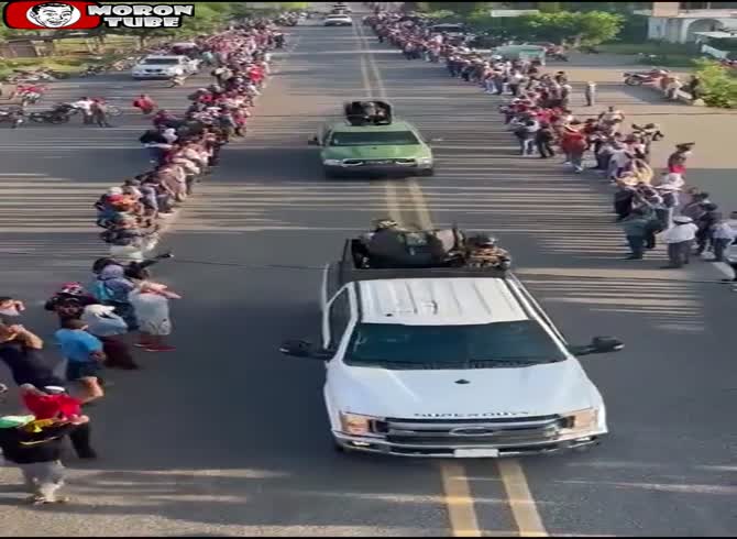 Video :The Sinaloa cartel, which rescued the people of Chiapas from the grasp of the rival Jalisco New Generation gang, is honored with a parade